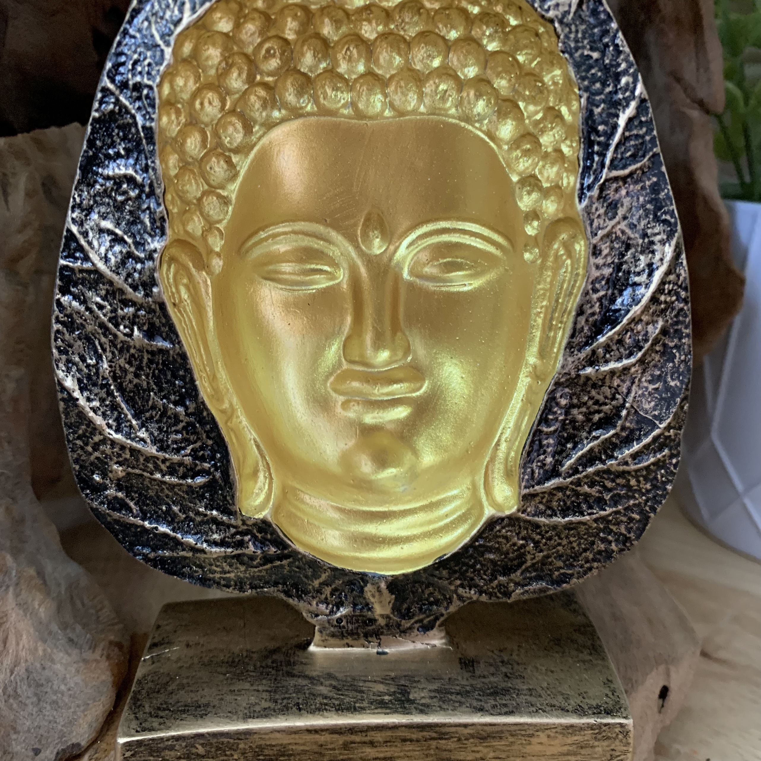 Tượng đá trang trí phòng thờ Phật Thích Ca 3D Lá Bồ Đề - Chiều cao 18cm - Màu Nhũ Vàng