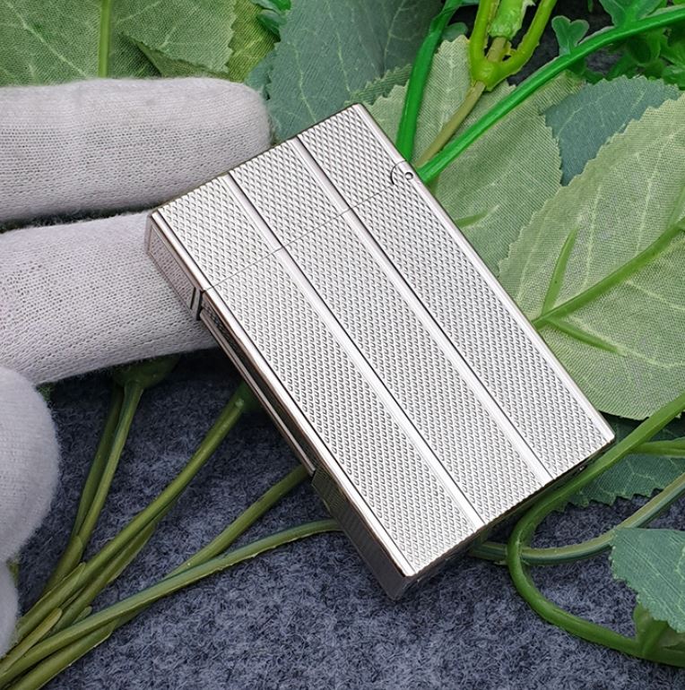 Vỏ Hột Quẹt Bật Lửa Upon D94T Họa Tiết Hình Thoi Mini Kẻ Dọc Màu Bạc - Dùng Gas Đá Cao Cấp