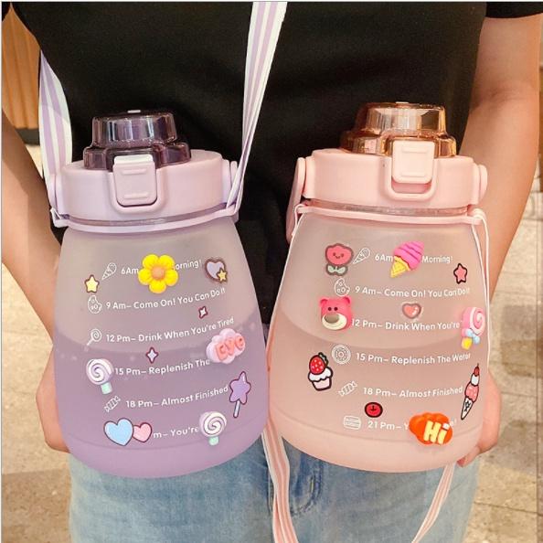 Bình Nước 1400ml Cute, Chia Vạch Khung Giờ, Nhựa Tritan Cao Cấp Với Màu 3D Siêu Chất ,Bình Nước Bụng Bự 3D TMBOOKS