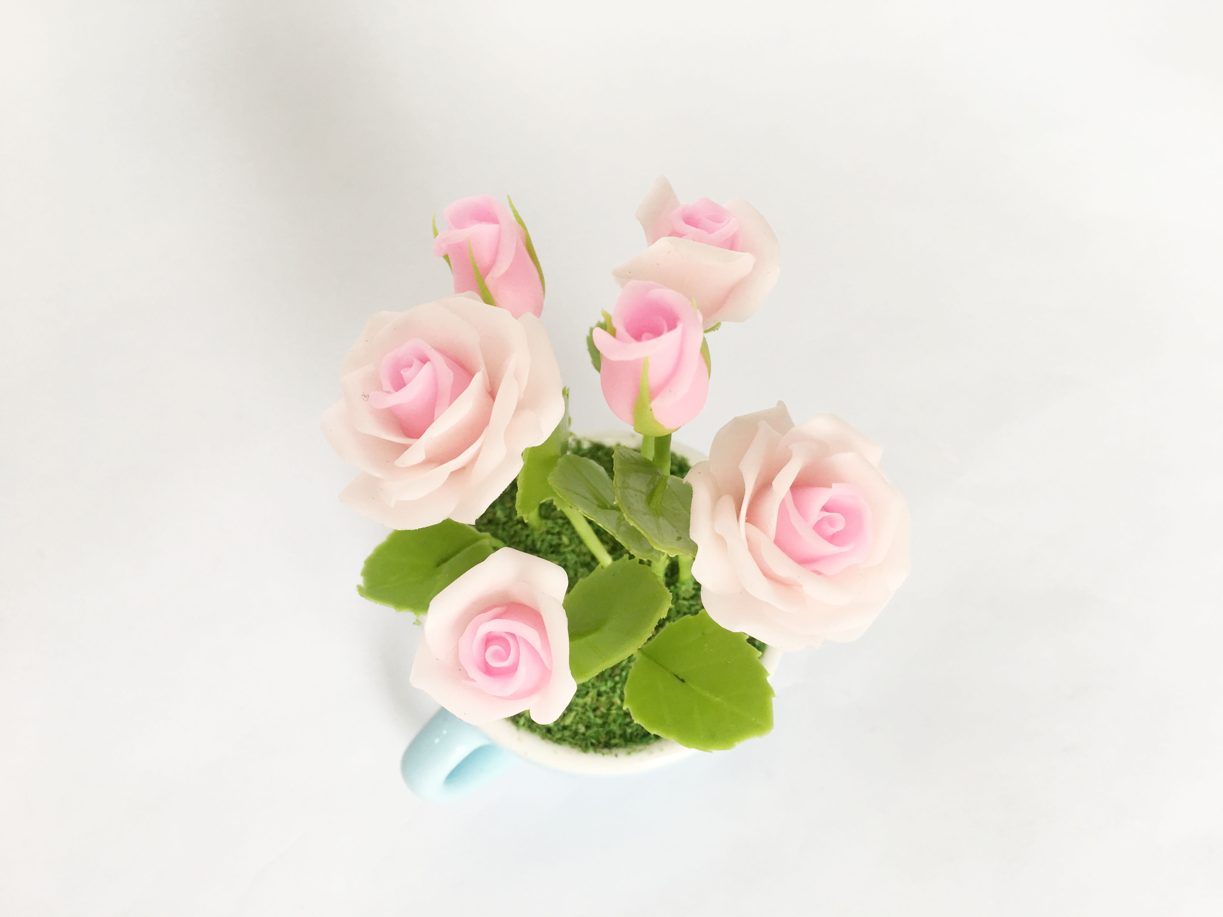 Chậu hoa đất sét mini - Bụi hoa hồng trong cốc sứ (phát màu ngẫu nhiên) - Quà tặng trang trí handmade