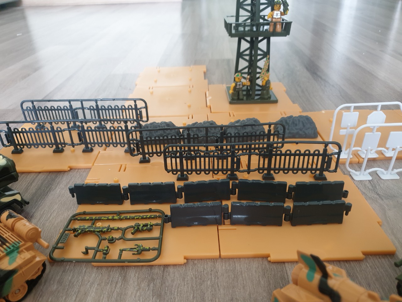 Bộ đồ chơi mô hình xe quân sự DLX gồm nhiều chi tiết, nhựa ABS an toàn, chi tiết sắc sảo