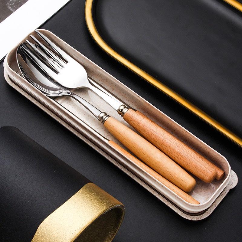 Bộ Thìa, Đũa,Dĩa Inox Cán Gỗ Sồi Cầm Tay Tặng Kèm Hộp Đựng Lúa Mạch
