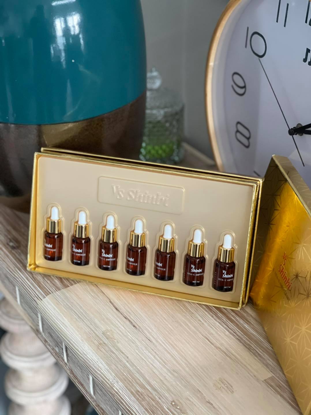 Set 7 lọ VS Shinbi Vita-C Ampoule Serum Hỗ Trợ Điều Trị Nám Tầng Sâu Phục Hồi Da, Xóa Sạm Nám Tàn Nhang Với Tính Chất Thẩm Thấu Nhanh Không Gây Bí Da Không Gây Khô Bong Tróc Da Dưỡng Trắng Hồng Căn Mịn Vùng Da Sau Điều Trị Lọ 7ml