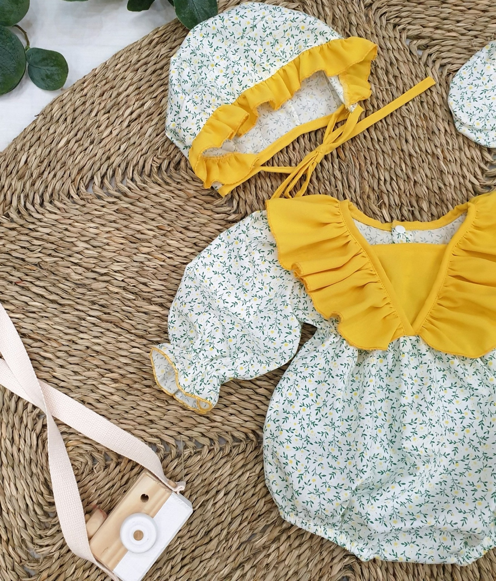 Body hoa xanh 3 chi tiết cho bé gái 4 đến 12kg, Bodysuit chất thô Quảng Châu