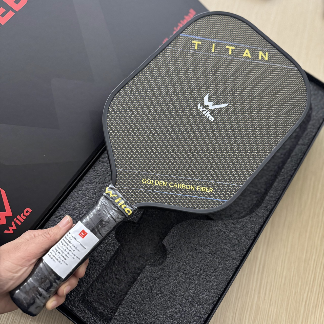 Vợt Pickleball Wi-ka Titan với mặt vợt bằng Titanium vàng siêu bền, tối ưu trọng lượng, kiểm soát bóng tốt - Hàng công ty
