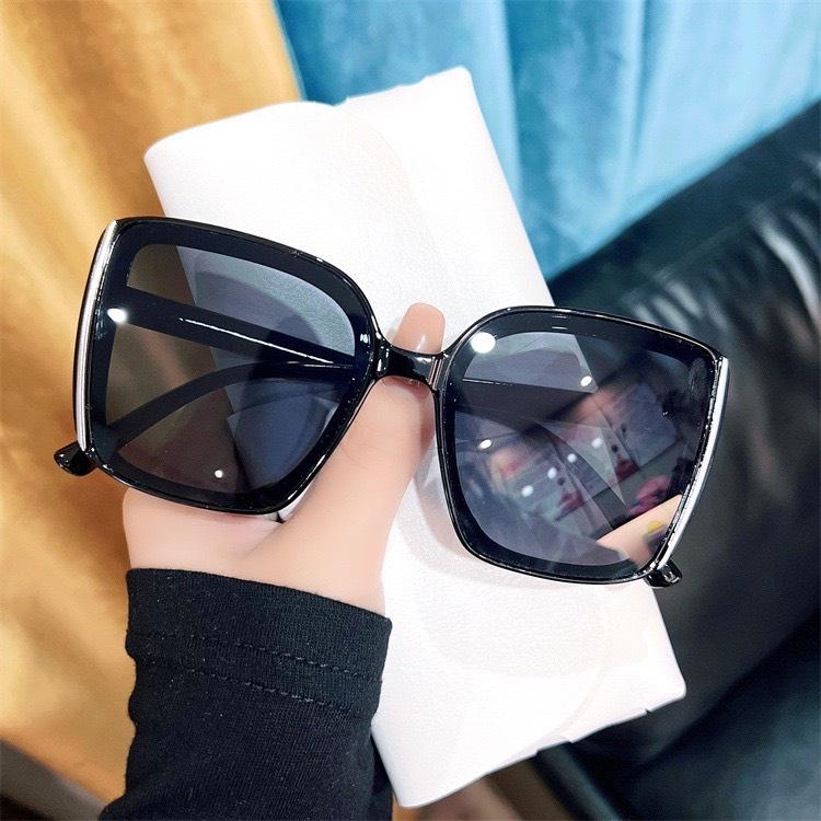 Kính râm nữ nhựa sang chảnh dáng vuông đi biển