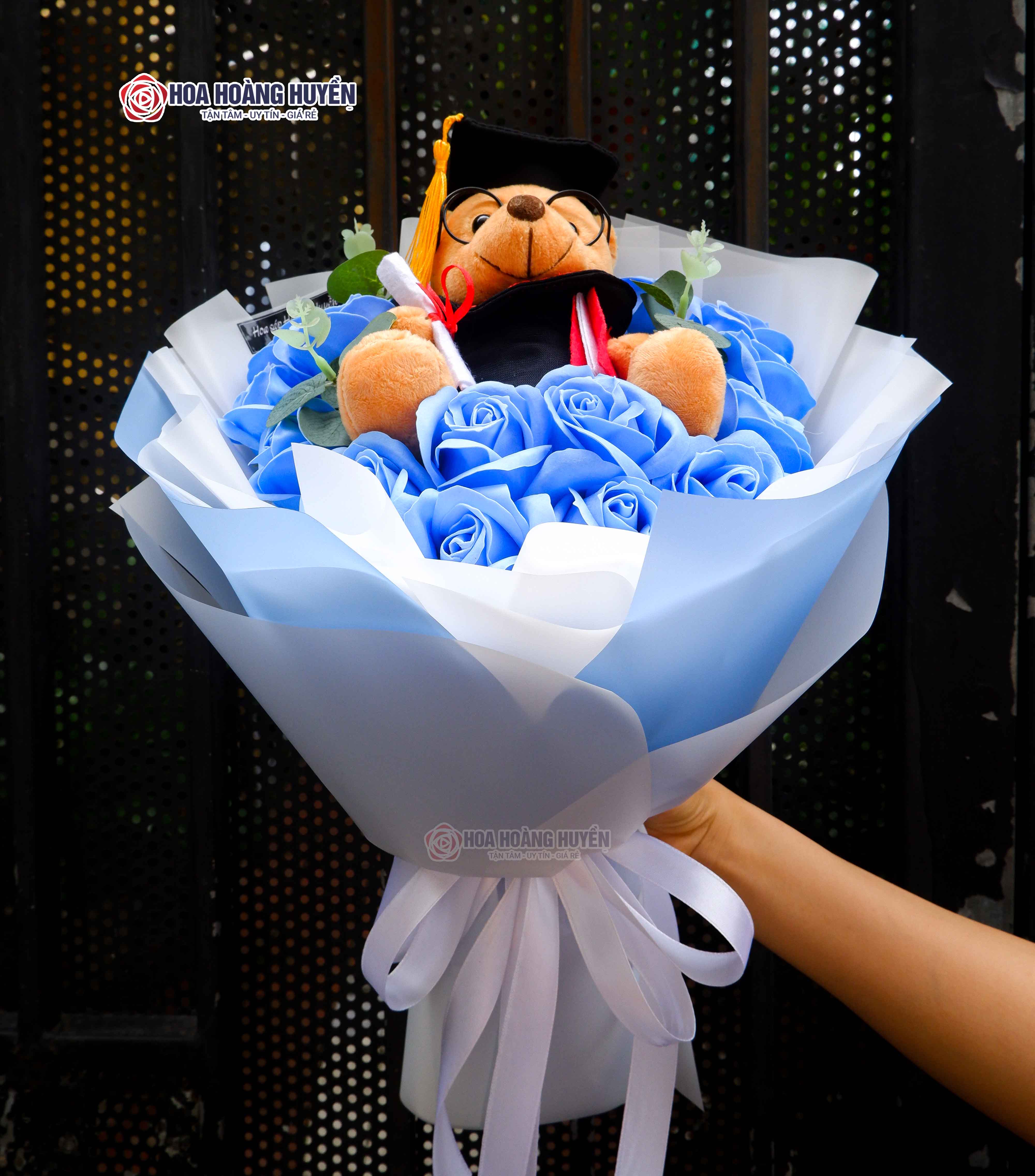 Hoa tốt nghiệp kèm gấu