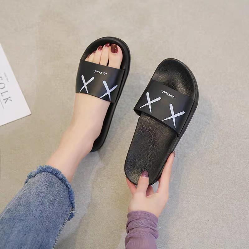 Dép Kaws 2 mẫu đen trắng dễ phối size 36-41