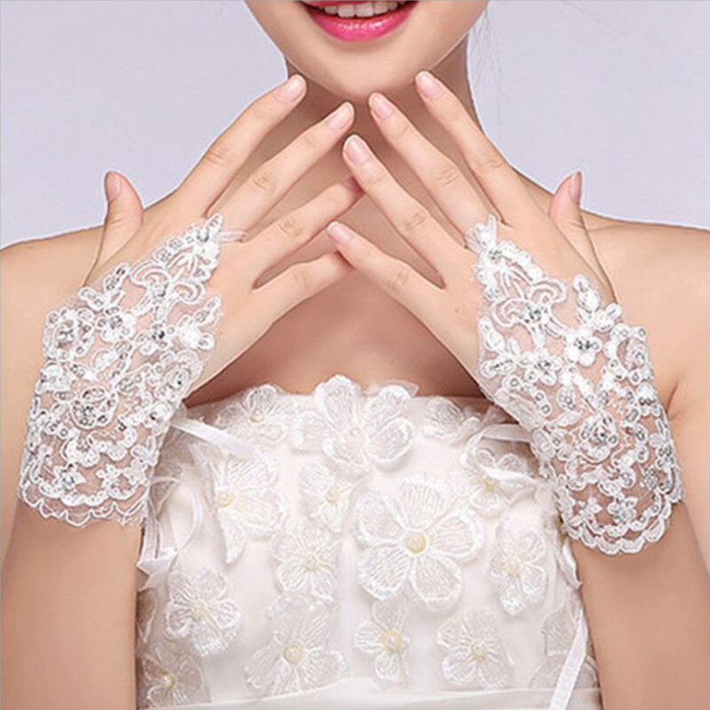 Găng Tay Cô Dâu Voan Lưới Mỏng Họa Tiết Ren Đính Đá, Loại Ngắn, Viền Ren Nhẹ Nhàng, Không Che Ngón Tay, Chất Liệu Mềm Mịn, 2 Màu Trắng Hoặc Đỏ  Thời Trang, Dễ Kết Hợp Với Các KiểuTrang Phục Cưới Hoặc Tham Gia Sự Kiện, Chụp Ảnh, Điểm Nhấn Đẹp Trên Đôi Tay Tạo Phong Cách Tự Tin, Quyến Rũ, Tôn Lên Các Nét Đẹp, Che Đi Khuyết Điểm