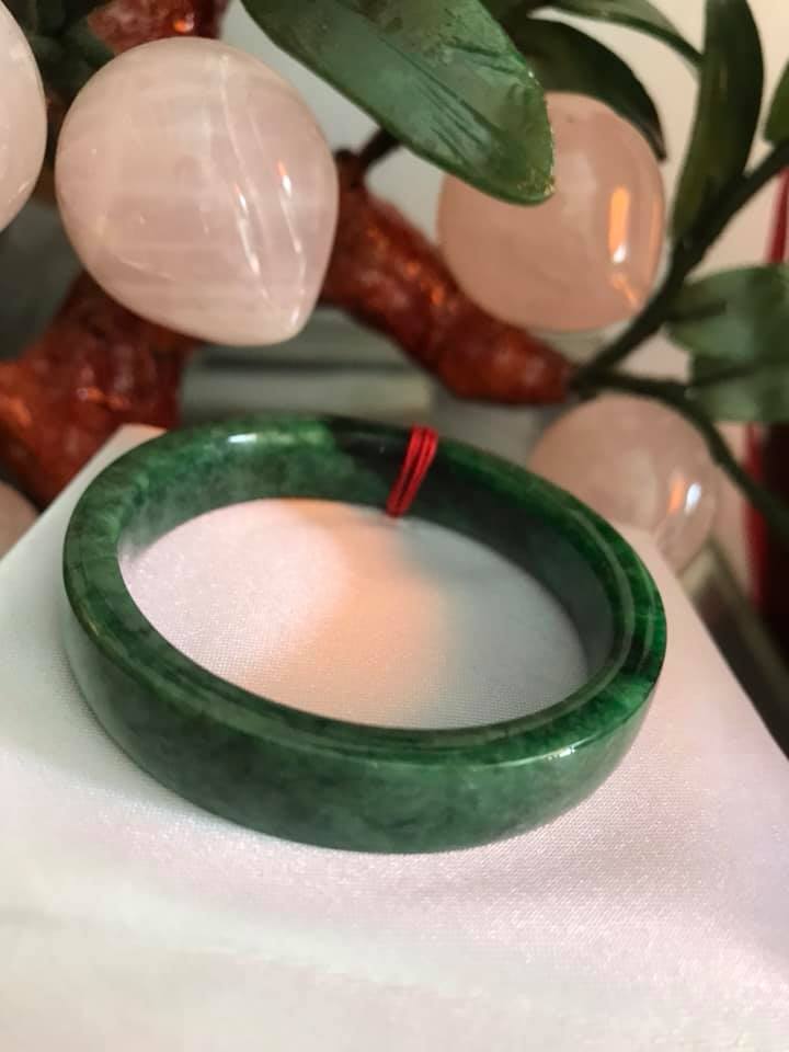VÒNG TAY ĐÁ CẨM THẠCH TỰ NHIÊN BẢN VUÔNG XANH ĐẬM 50MM RẤT SANG ĐẸP SIZE VÒNG 50MM BẢN CAO 10,5mm X DẦY 6mm MÀU XANH BÔNG ĐẬM BÓNG ĐẸP LẮM NỮ 45kg - 52kg ĐEO Ạ