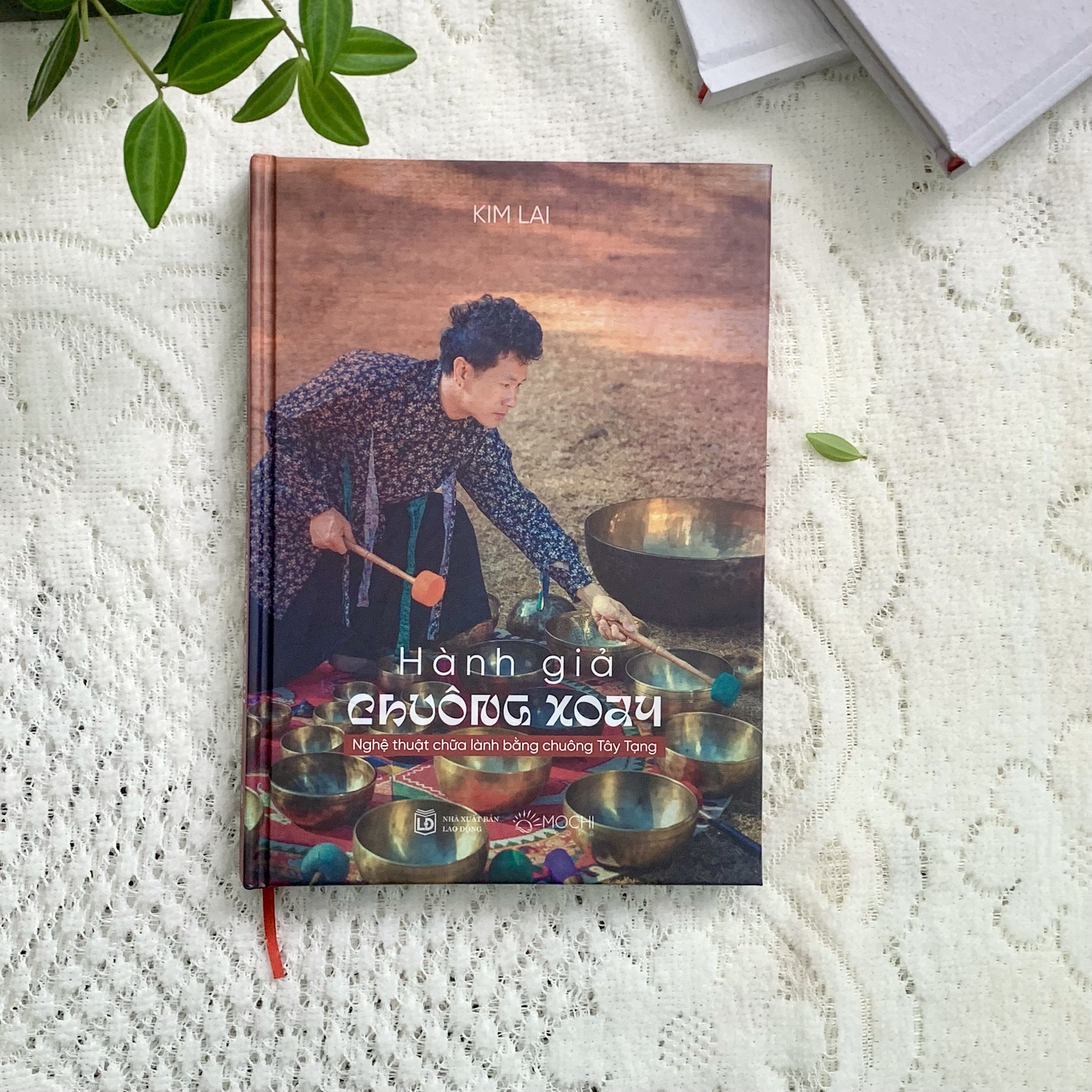 Sách - Hành giả chuông xoay: Nghệ thuật chữa lành bằng chuông Tây Tạng