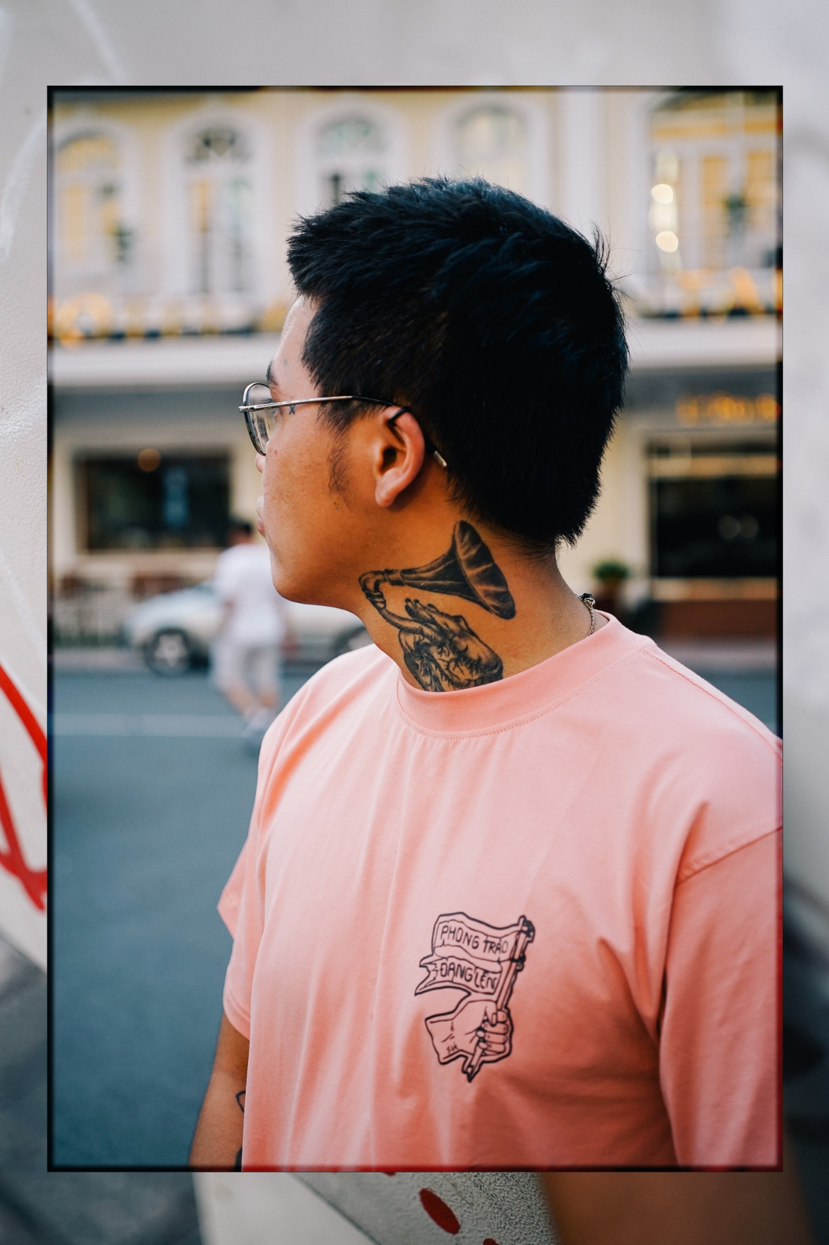 Áo phông in chữ Phong trào đang lên