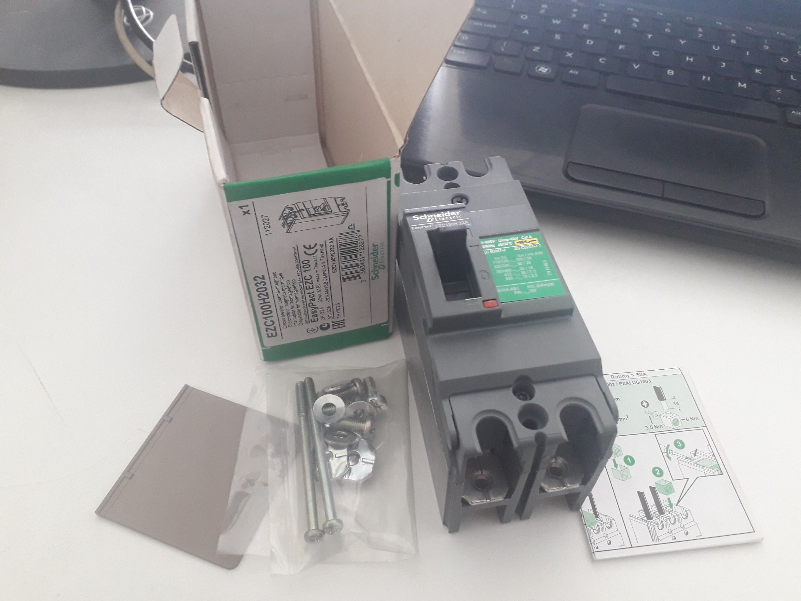 Cầu Dao MCCB 2P 32A 50kA EZC100H2030 EZC100H2032