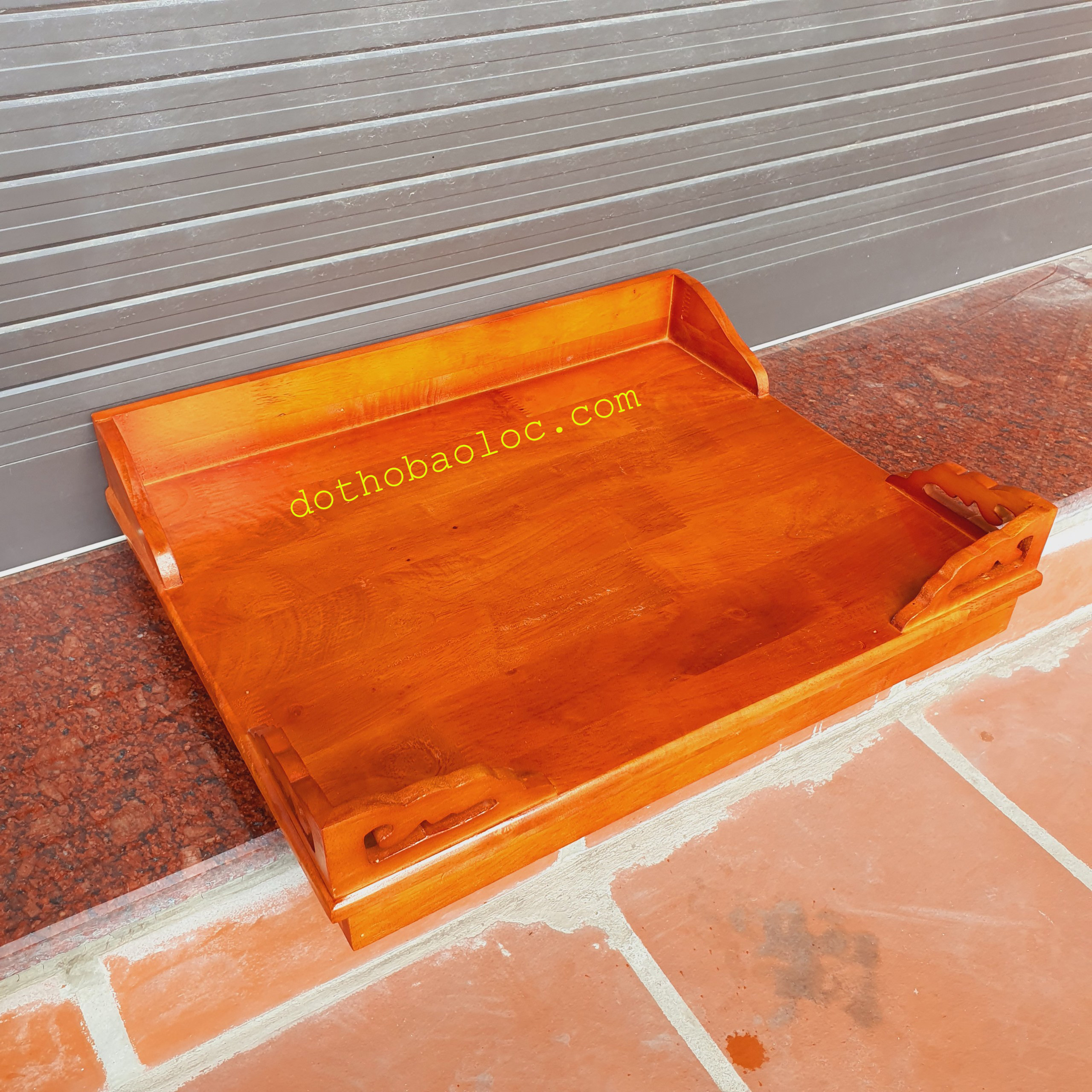 Bàn thờ treo tường gỗ xoan ngang 50cm 2 màu: vàng nhạt và đỏ - Kèm cặp eke gỗ