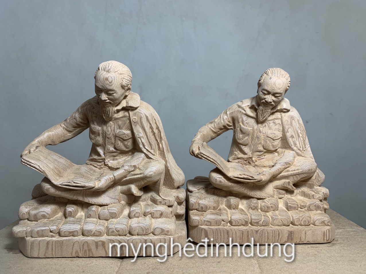 Tượng chân dung bác hồ đọc sách  bằng gỗ ngọc am thơm nức kt 15×13×9cm