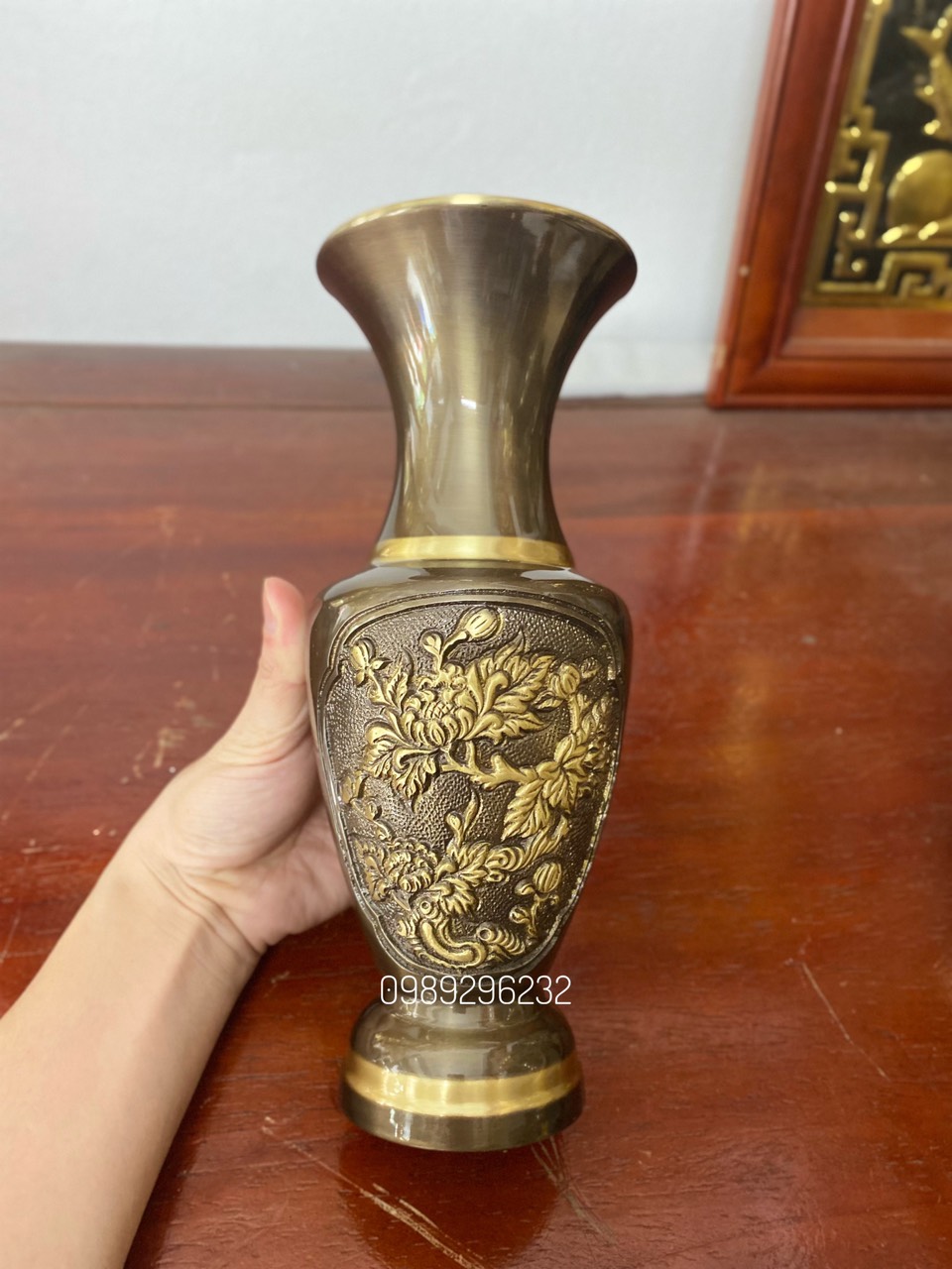 Lọ hoa Lục Bình Mai Đào bằng đồng hun cao 26 cm