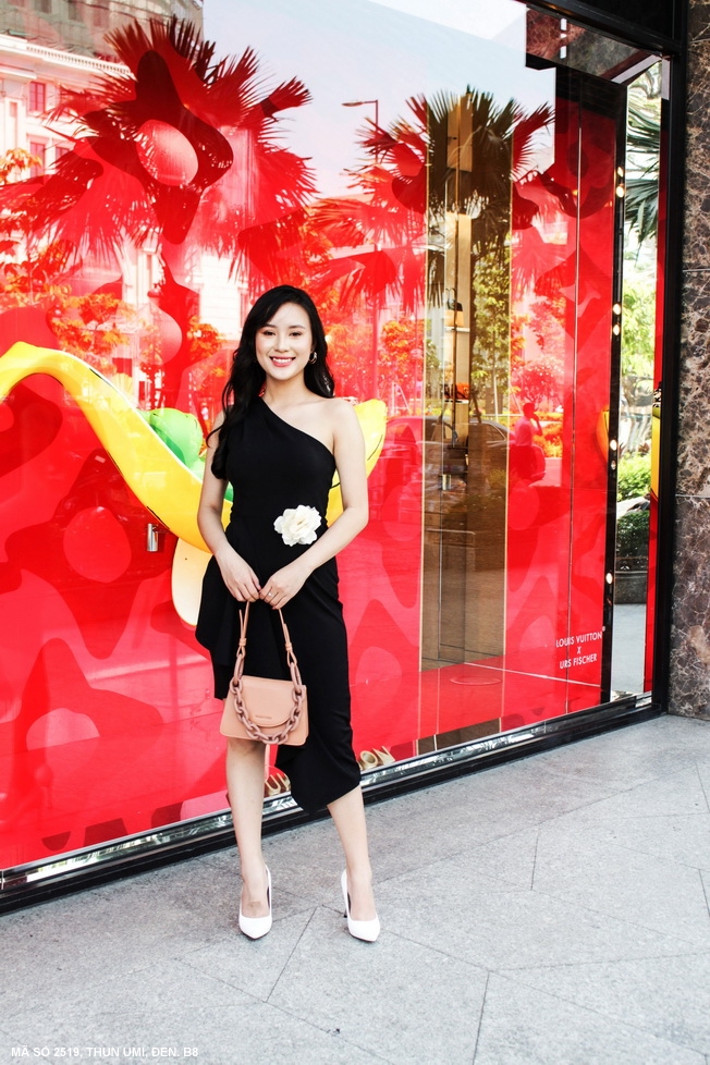 Đầm ôm vai xéo kèm hoa xinh xắn MS 2519