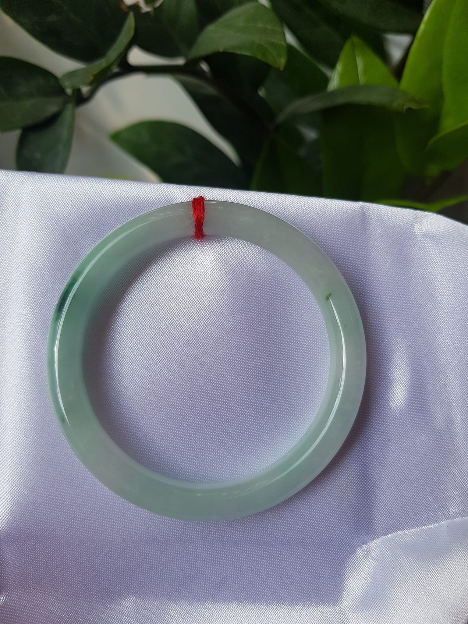 Vòng cẩm thạch tự nhiên A LÝ 51mm x 7,2mm Màu xanh lý nhẹ tô điểm 1 Vân Xanh Lý Đậm đẹp Nữ Mộc Hỏa Thủy 50kg - 57kg ạ