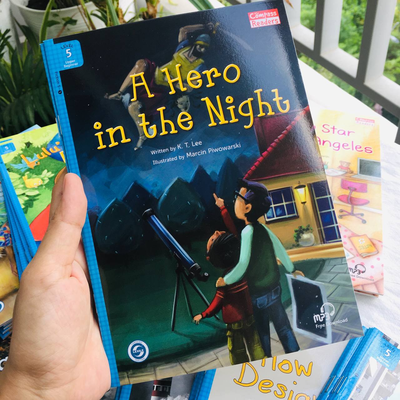 A Hero in the Night - Leveled Reader with Downloadable Audio Free - Sách chuẩn nhập khẩu từ NXB Compass