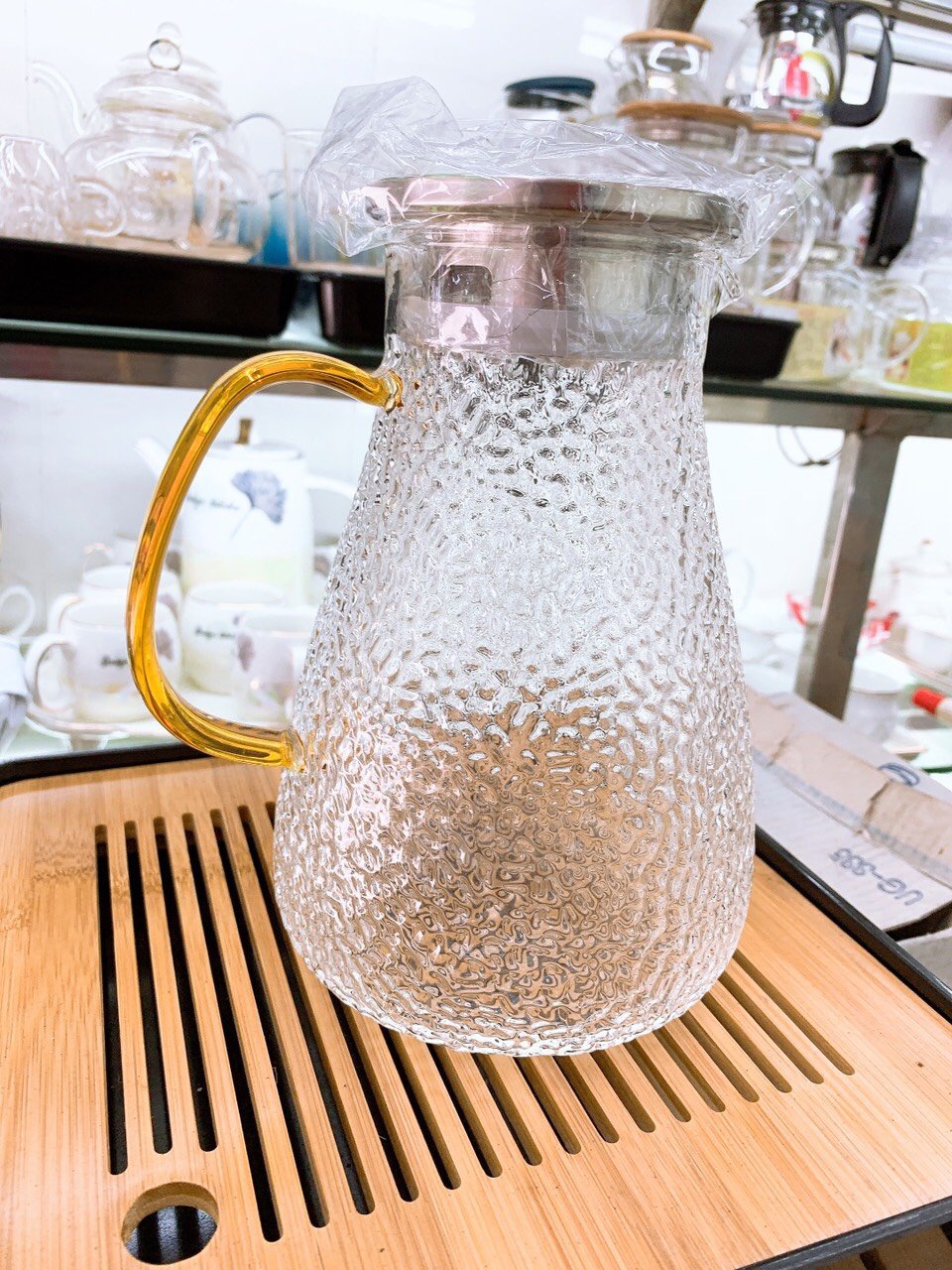 Bộ bình nước thủy tinh kèm 6 cốc có tay cầm