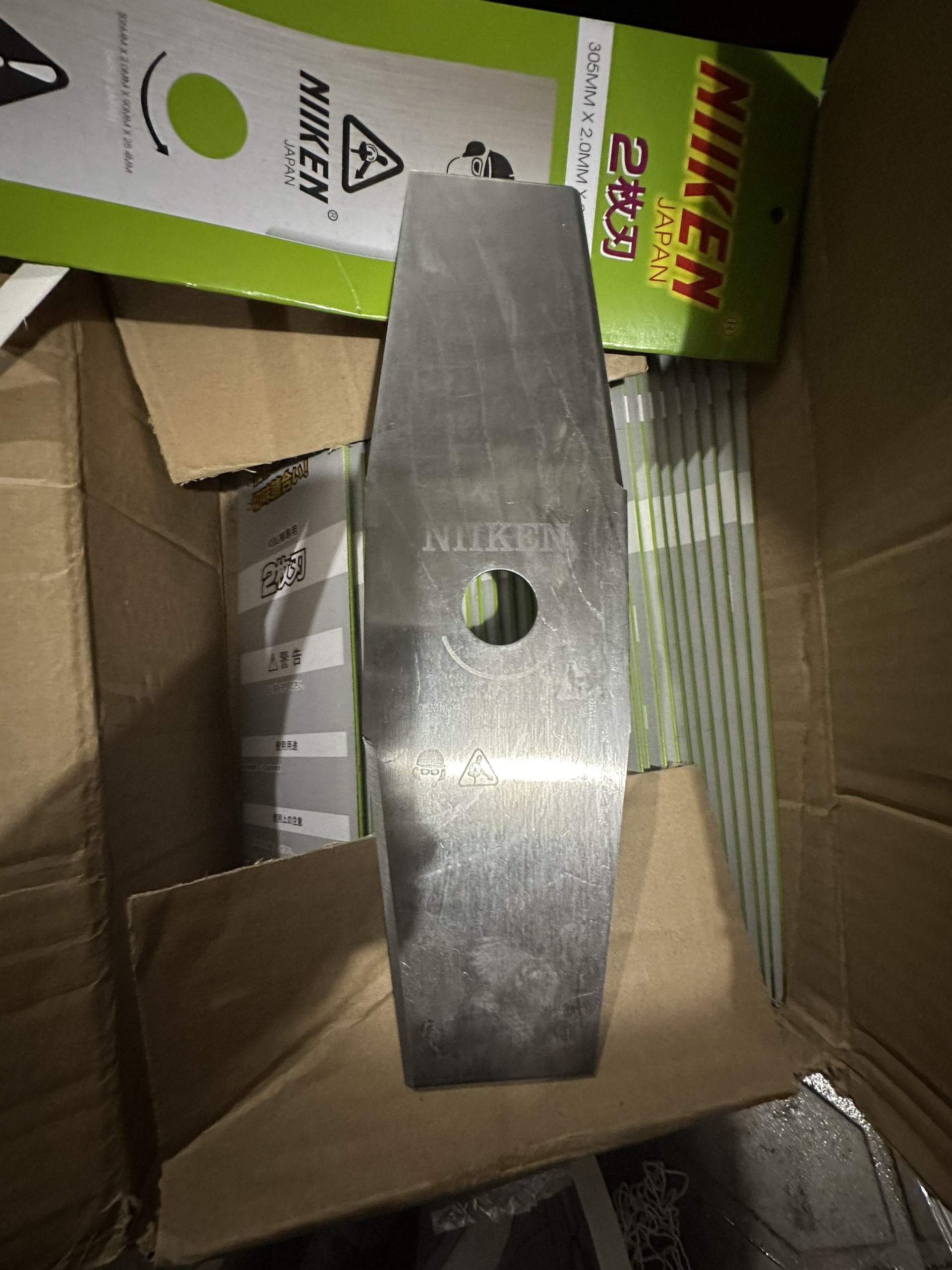 DAO CẮT CỎ XÉO. 305MM X 2MM X 90MM.