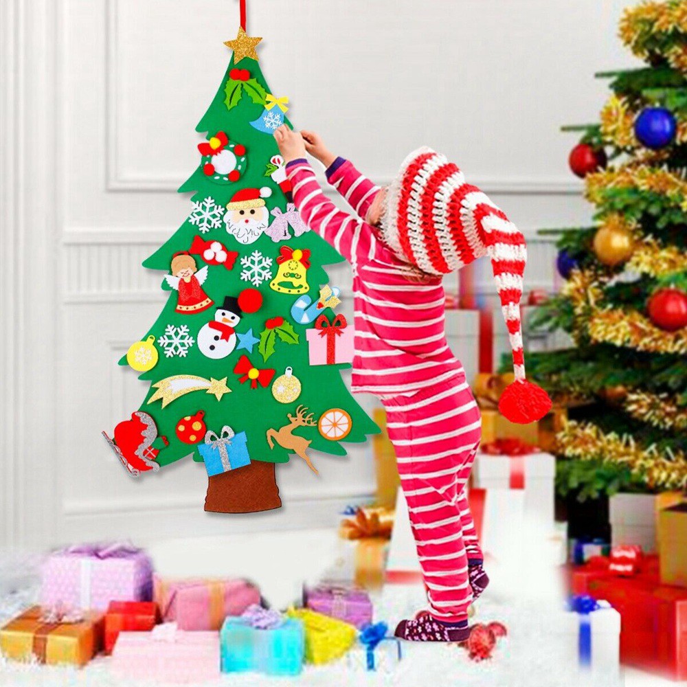 Cây thông Noel mẫu mới bằng vải dạ 3D thiết kế treo tường kèm các sticker dính lên cây trang trí tùy ý, dễ dàng giặt sạch tái sử dụng được nhiều năm