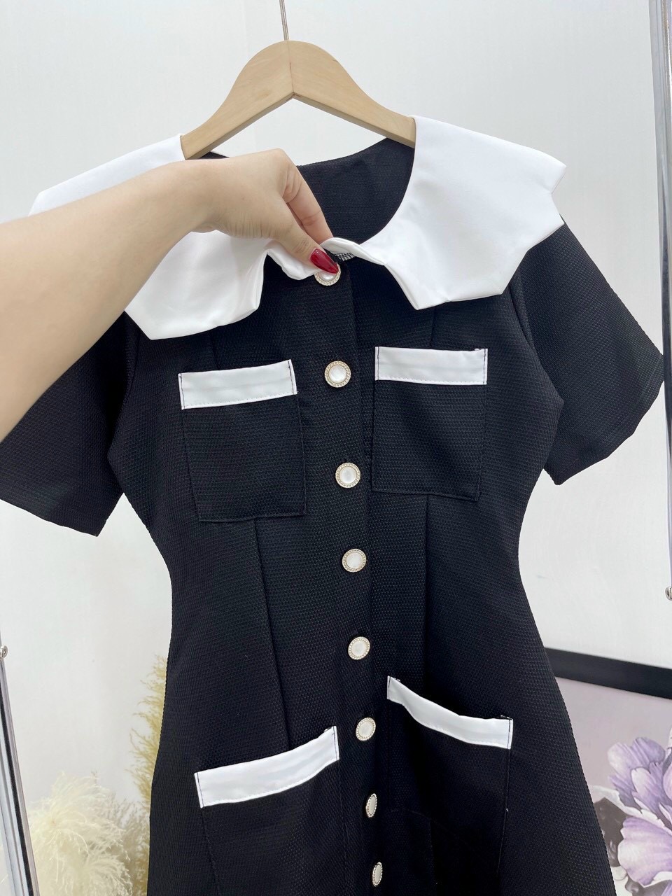 ĐẦM ĐEN CỔ TRẮNG GƠN 4 TÚI KẾT NÚT