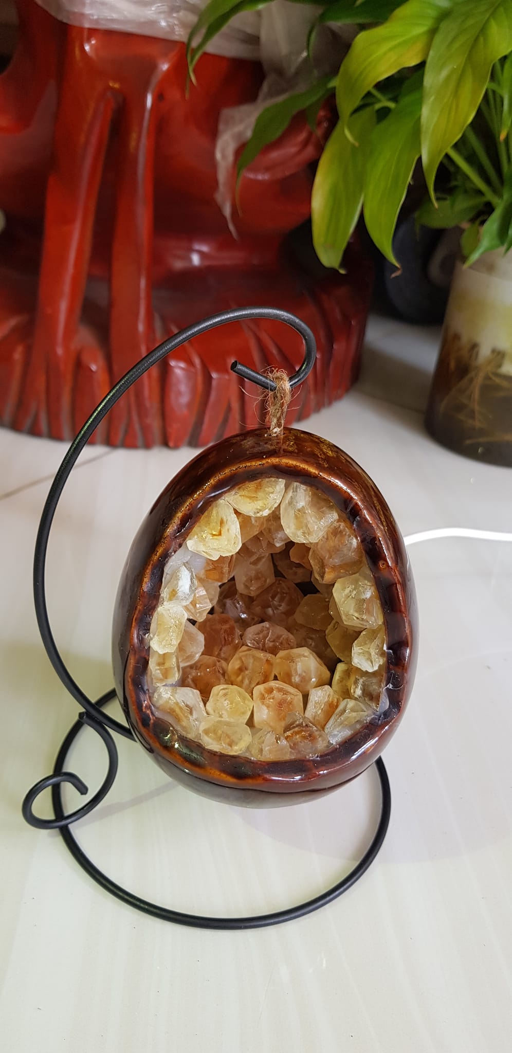 Miếng thạch anh Vàng tự nhiên hốc sâu có đế kiểu có đèn điện công dụng hút tài lộc cả chân Cao 16cm đk 12cm miếng Vàng cao 10cm đk 8cm Anh Chị để bàn trang trí nhà bàn thờ Thần Tài và treo trong phòng làm đèn ngủ may mắn màu Vàng Anh thật sự rất tốt đẹp ạ