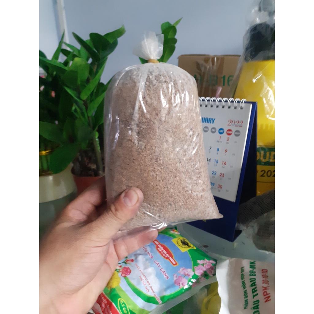 Bịch nửa ký phân bánh dầu đã nghiền bột.