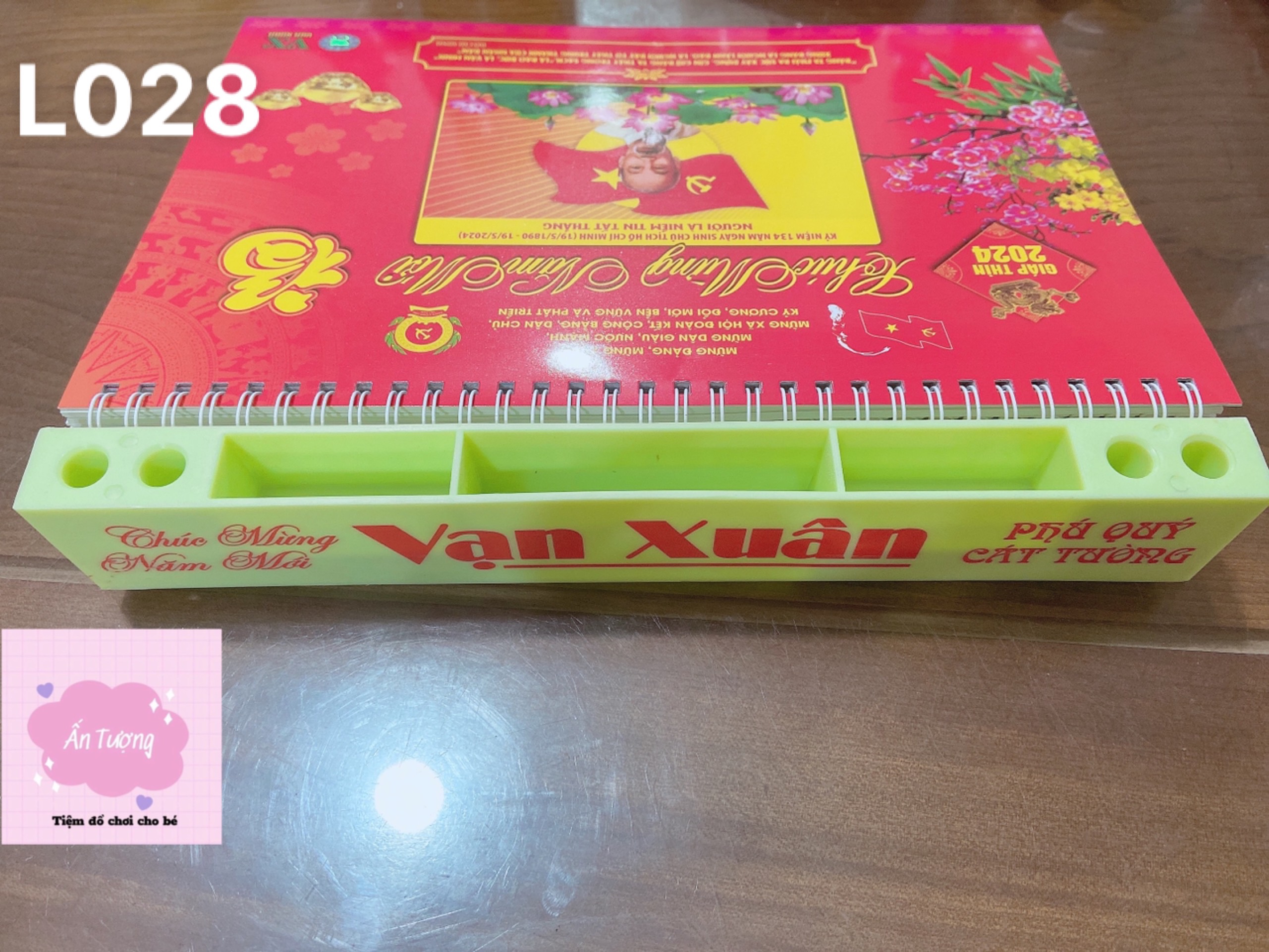 Lịch Tết 2024 - Xuân Giáp Thìn - Lịch để bàn 52 tuần Vạn Xuân đế nhựa, NXB Khoa học xã hội