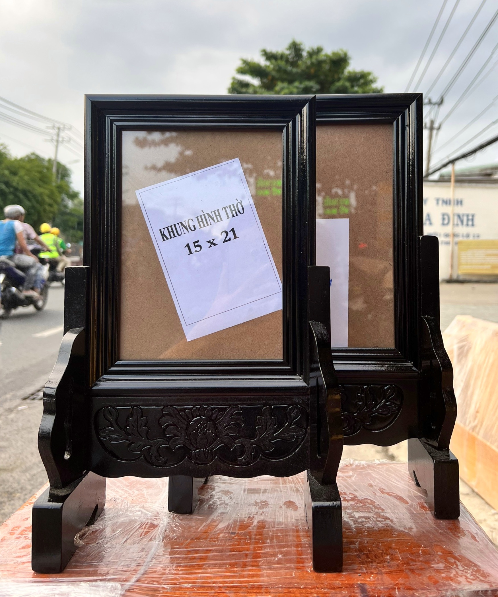 Khung ảnh thờ gia tiên gỗ tràm bông vàng để ảnh 15 x 21cm- 2 màu