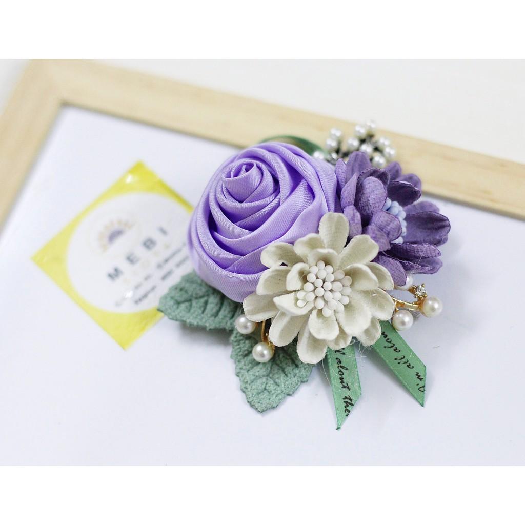 Hoa cài áo handmade mẫu hồng cuộn tím mĩ 2 hoa dạ và ruy băng chữ