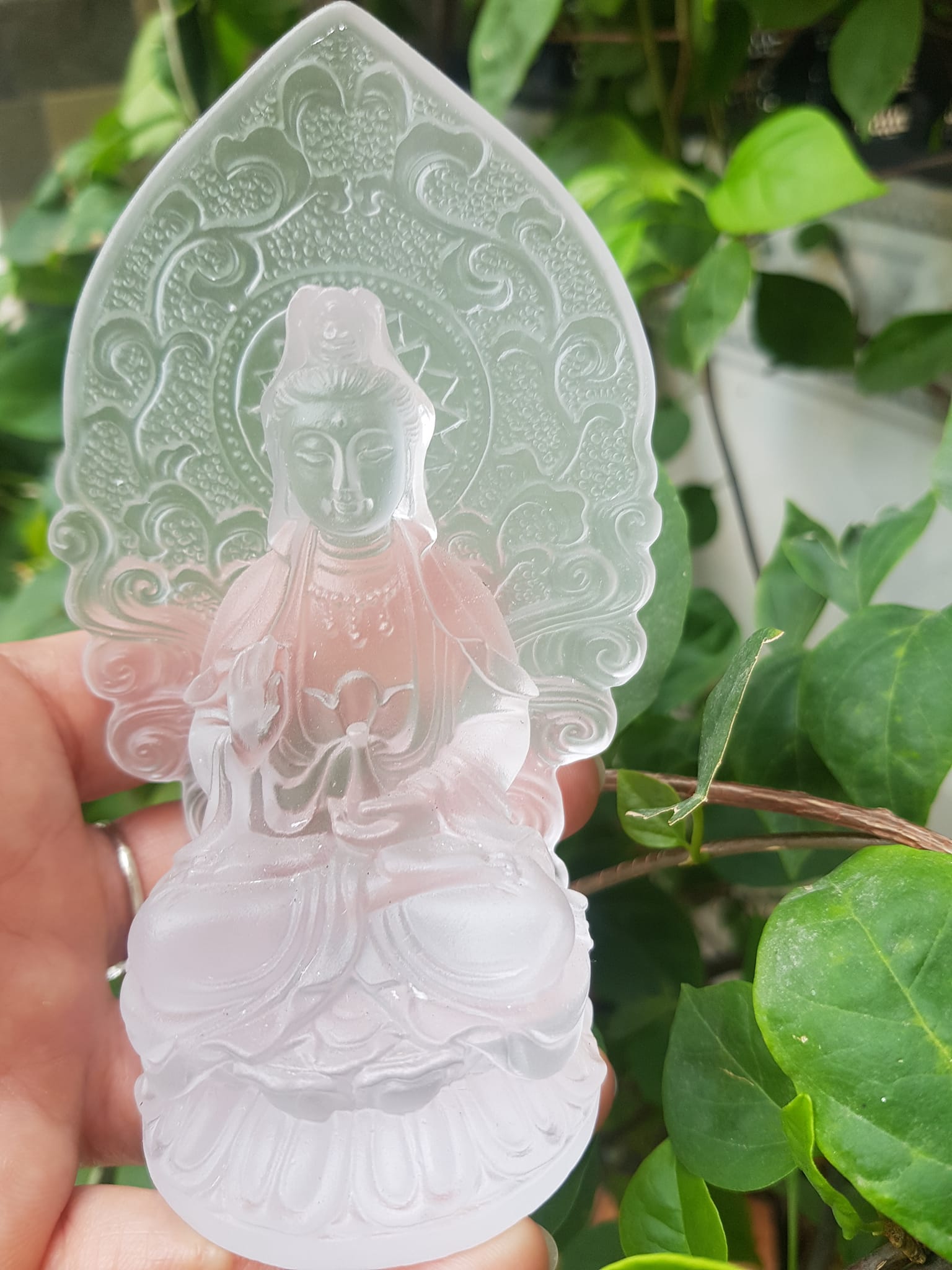 TƯỢNG PHẬT BÀ QUAN ÂM MỚI ĐÁ LƯU LY TRẮNG TINH ĐỂ TRONG XE HƠI hoặc BÀN cao 12cm x đk 7cm x đế 5cm Mệnh KIM mệnh THUỶ ạ