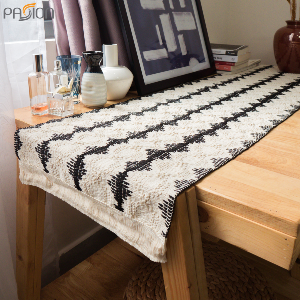 Khăn Trải Bàn Table runner Dệt Màu Đen Trắng Tua Rua Sọc Kim Cương