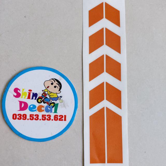 Tem mũi tên phản quang dán vè trước xe.