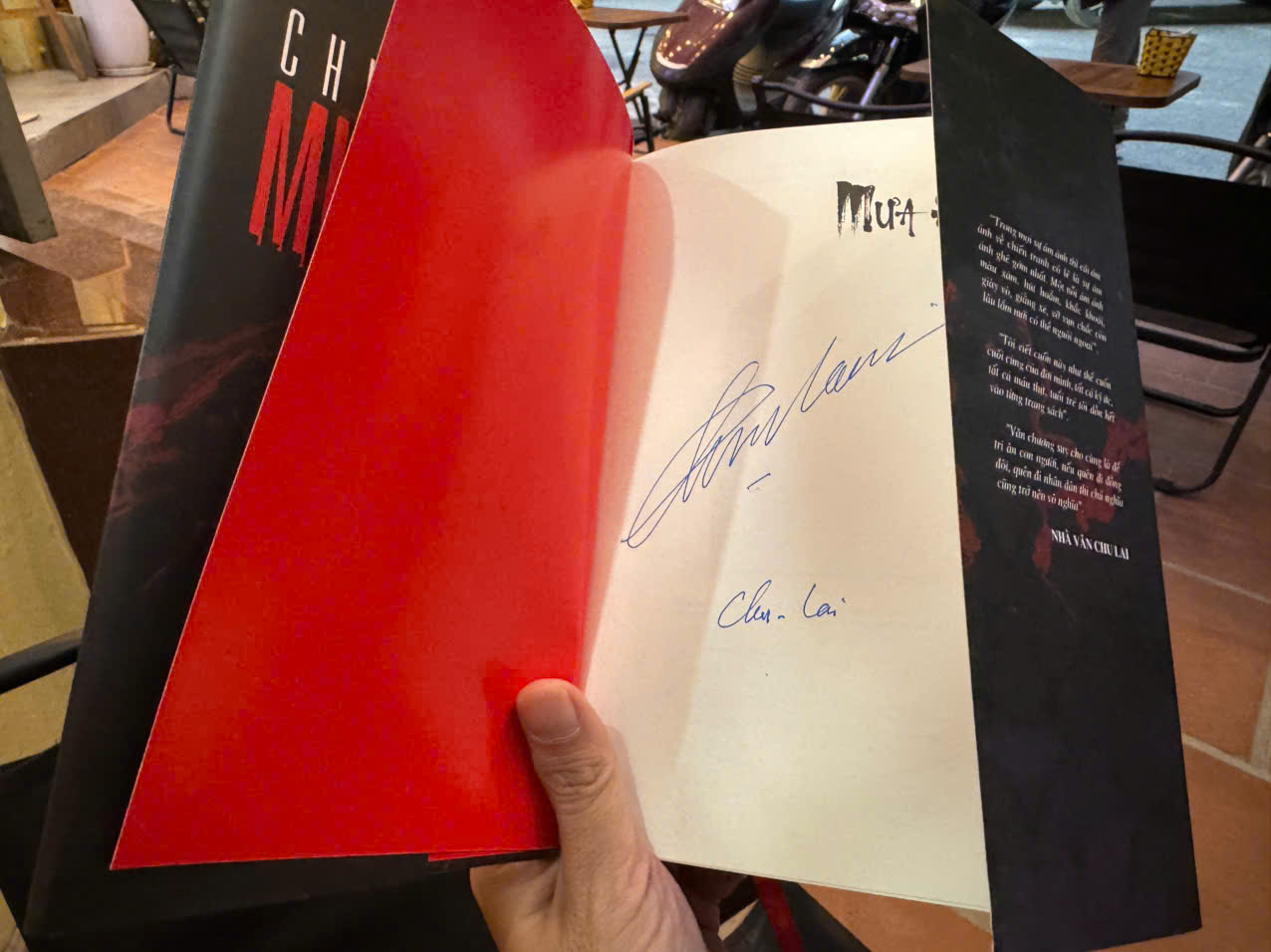(Ấn bản chữ ký tác giả Chu Lai) MƯA ĐỎ Bìa Cứng, Có Hộp – Vietnambook – NXB Quân Đội Nhân Dân