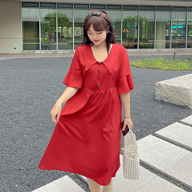 Đầm suông cổ vạt điệu đà.