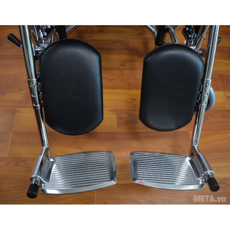 Xe lăn đa năng có bô + ngả nằm + 2 tay phanh Lucass X7 hoặc X7A có bàn ăn