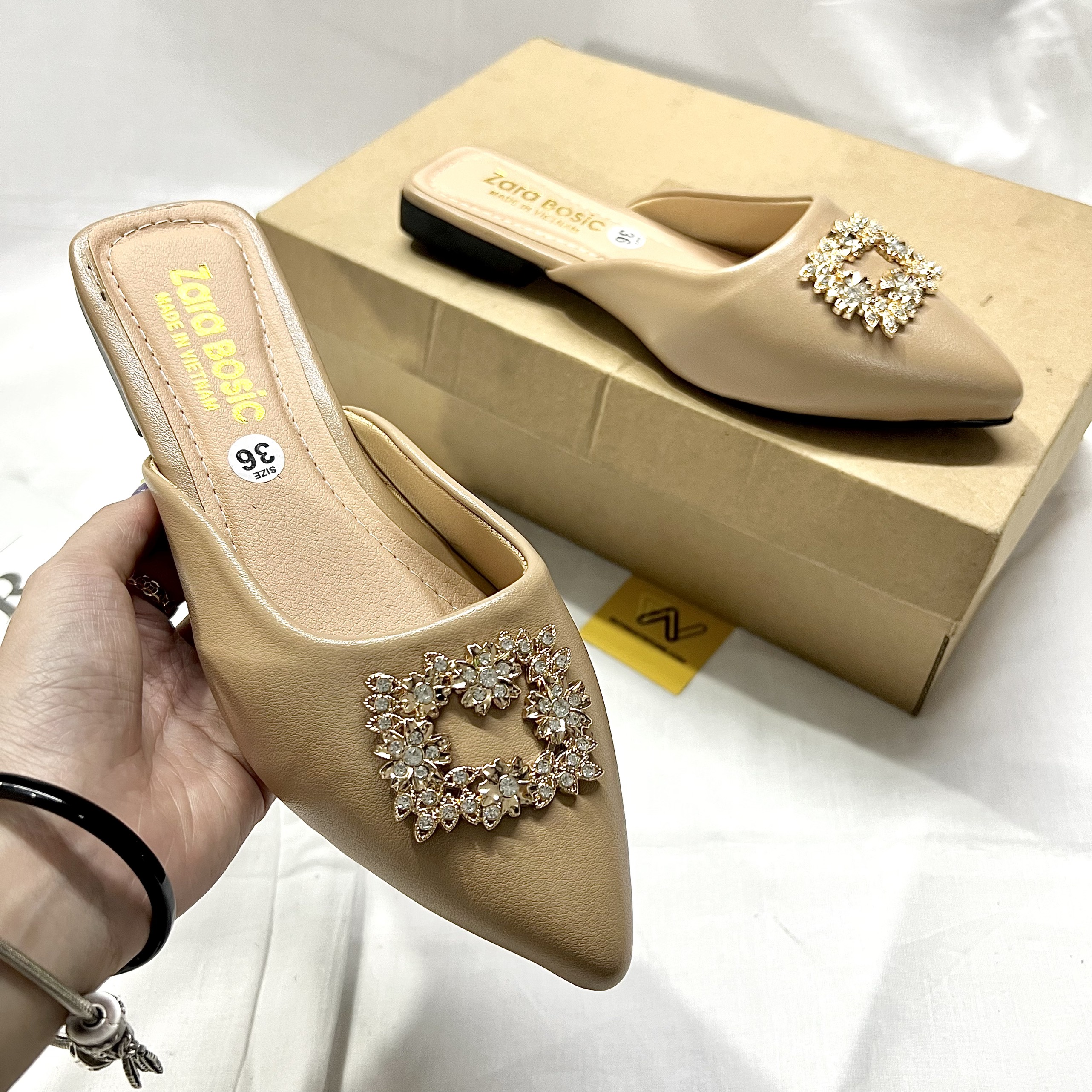 Dép Sục Nơ Khóa Hoa Cao Gót Bít Mũi Bệt Xẹp Giày Duy Nhật Store Phối Da Mờ Uzzang Trend Kiểu Đơn Giản Thanh Lịch Đen Kem