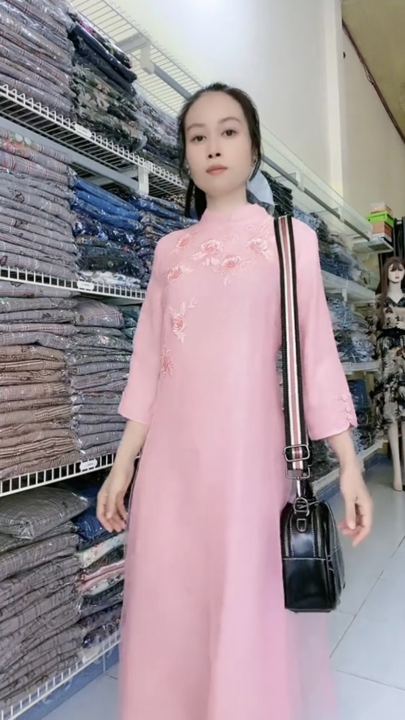 Áo dài cách tân họa tiết sang xinh khác biệt trên nền chất liệu cao cấp
