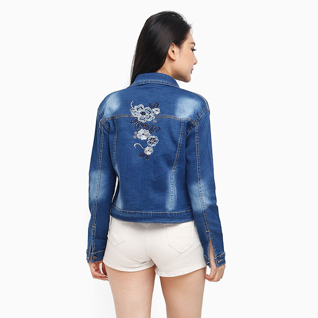 Aó khoác jeans nữ màu xanh thêu trước