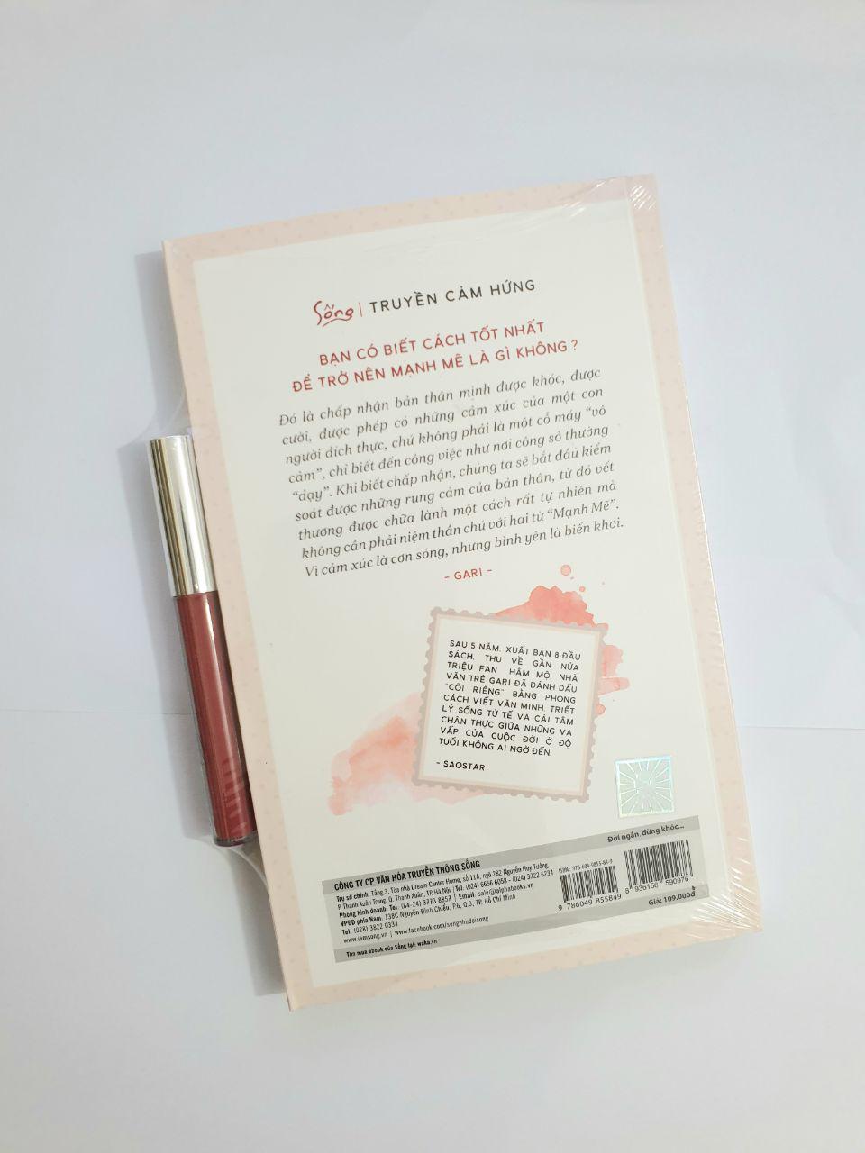 Sách Đời Ngắn Đừng Khóc Hãy Tô Son