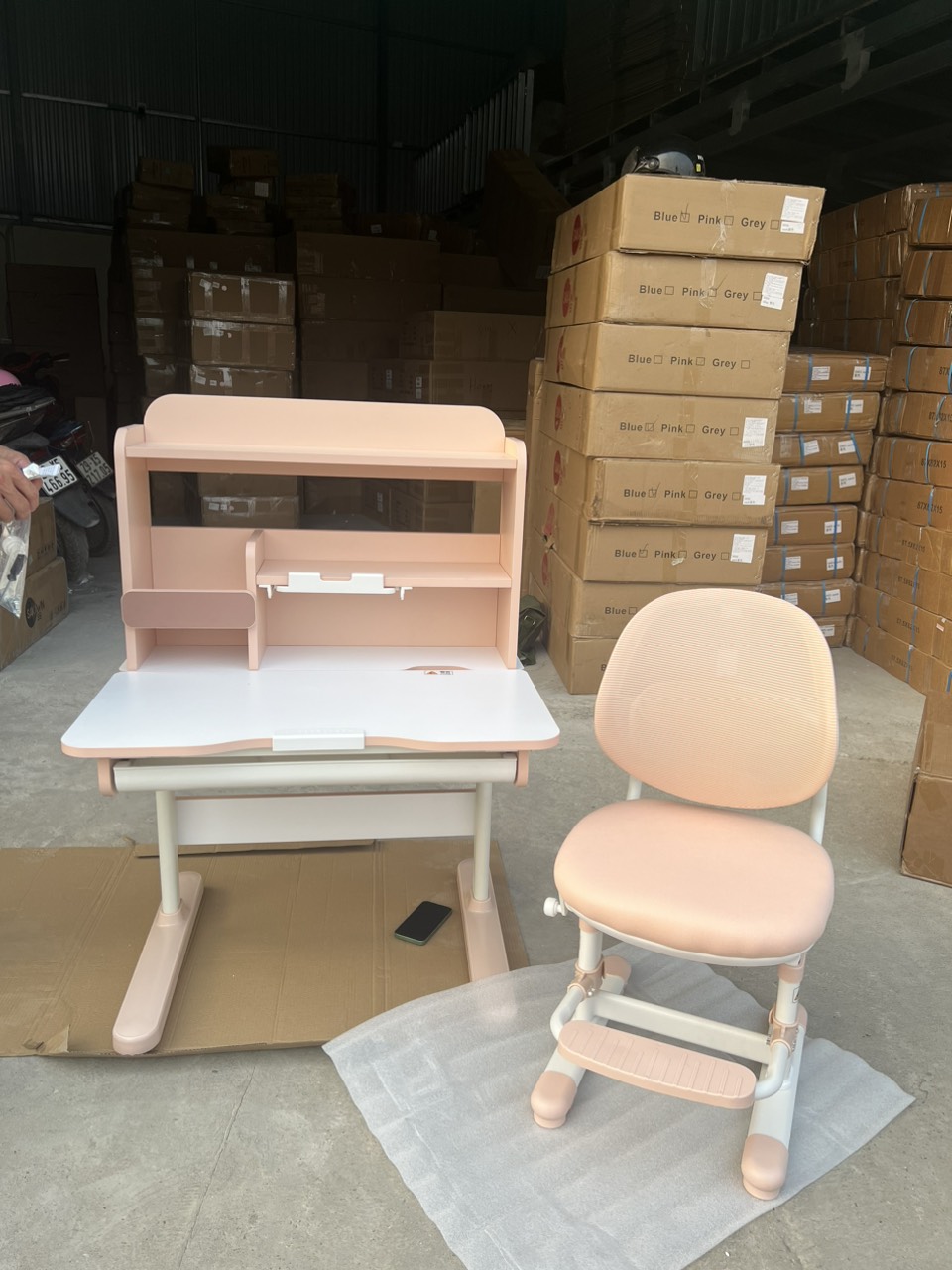 Bàn học sinh thông minh đa năng, nâng hạ tay quay, điều chỉnh góc nghiêng, chống cận Juno sofa CTIRPro80 kèm đèn ngang 80cm