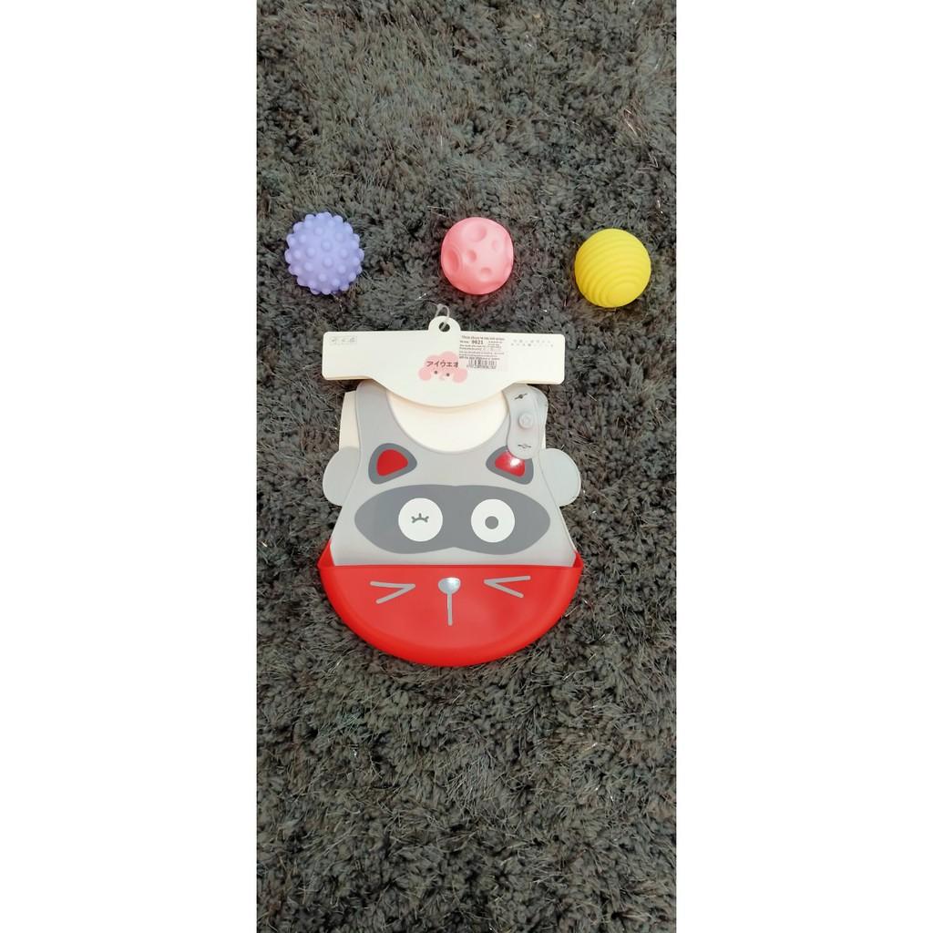 Yếm ăn silicone cho bé từ 0-3 tuổi hai màu hình cartoon , thương hiệu Aiueo Nhật Bản