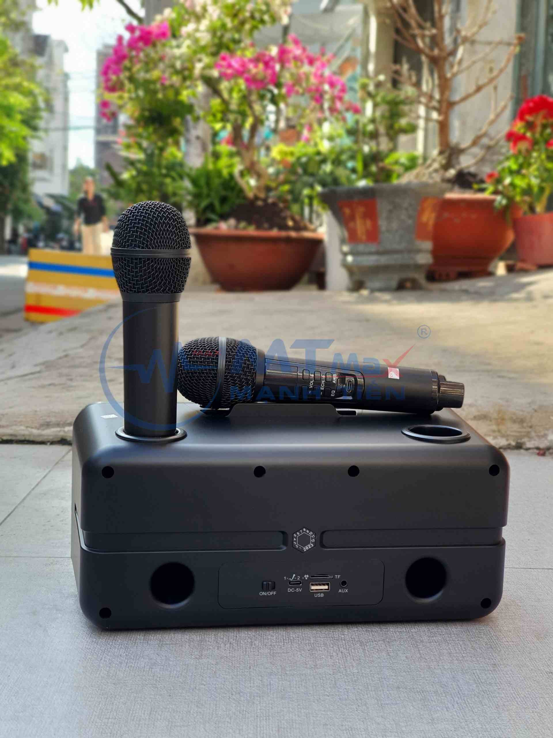 [Hàng mới về] Loa karaoke bluetooth SD319 2 mic âm thanh hay nhỏ gọn phiên bản mới Tặng kèm 2 micro không dây có màn hình LCD - Sạc pin cho micro ngay trên loa - Chỉnh âm lượng ngay trên micro