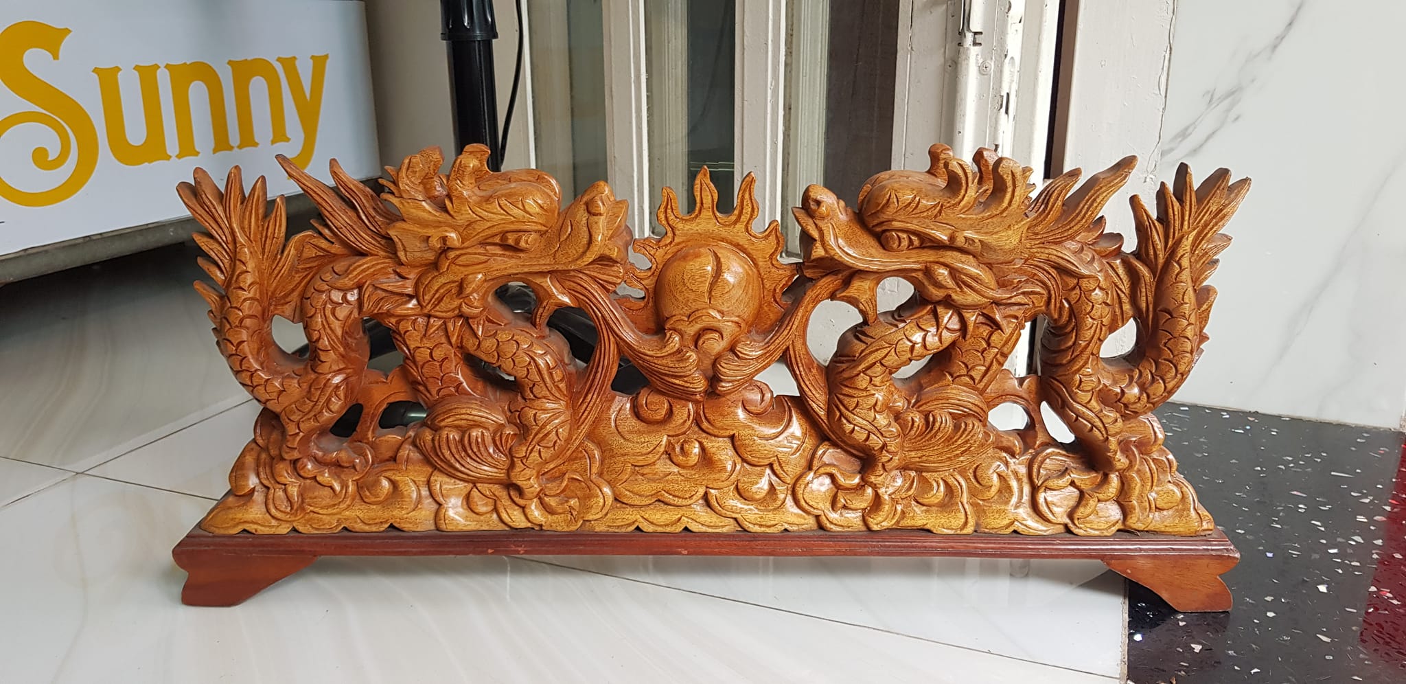 Tượng 2 Con Rồng Lượn Gỗ Gõ màu đỏ size Dài 64cm x Cao 17cm x Sâu 7cm 2 con rồng lượn phun lửa biểu tượng cho sức mạnh của người đứng đầu người lãnh đạo công ty, người chủ trong gia đình thật  trưng phòng khách , bàn làm việc to quà tặng ý nghĩa ạ