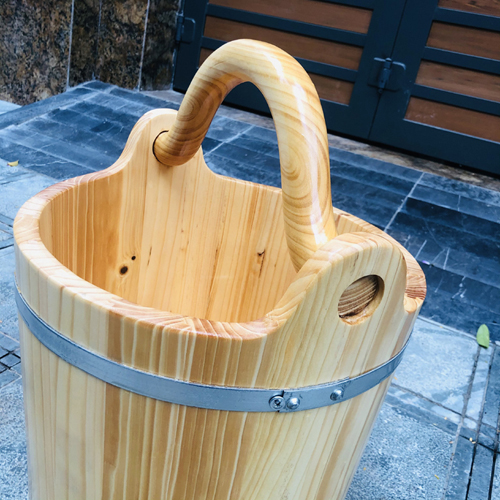 CHẬU GỖ DÁNG THÙNG XÁCH NƯỚC QUAI CONG