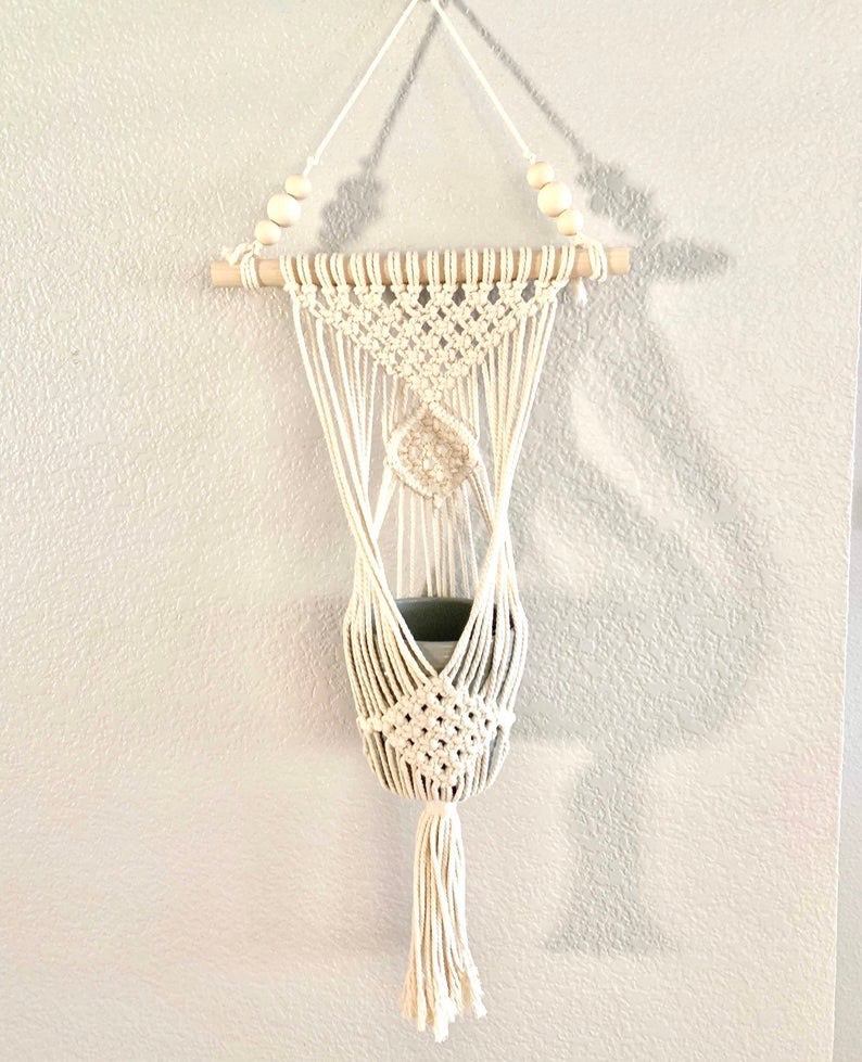 Giỏ treo Hoa, Cây Cảnh Trang Trí Treo Tường Tết Dây Thủ Công Macrame kết hợp hạt gỗ tròn xinh xắn. Trang trí nhà cửa, quán cafe, homestay. GH175