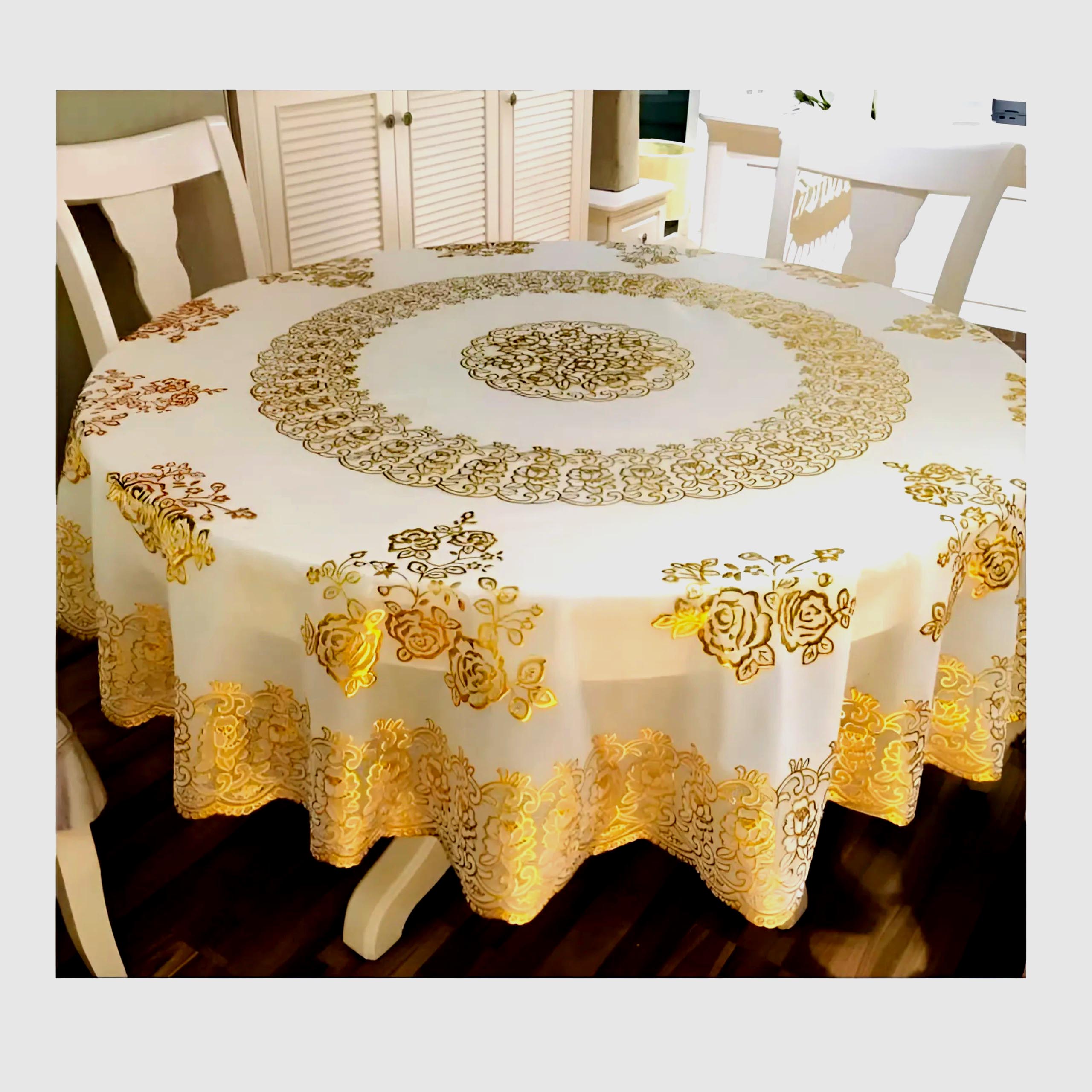 (Tặng 1 lót phần ăn 30x45 cm) Khăn Trải Bàn WLG.751 tròn, đường kính 180 cm,  hoa văn phủ nhũ vàng, nhựa PVC dẻo, không thấm nước