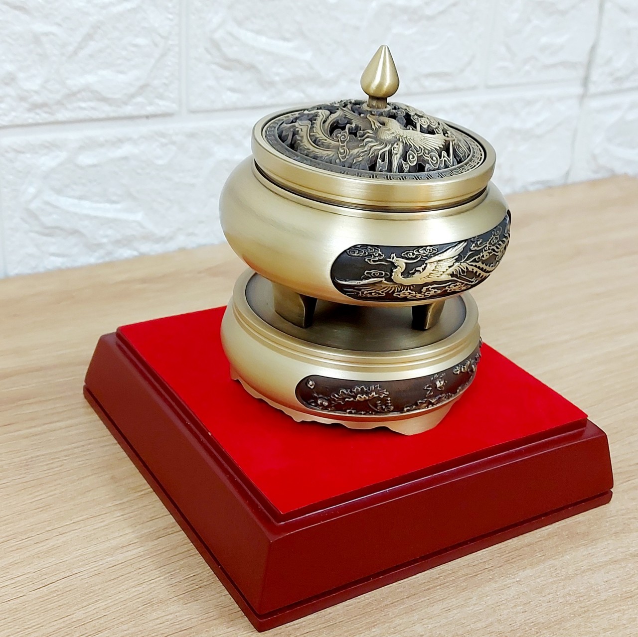 Lư xông trầm hương bằng đồng chạm hoa văn tinh xảo